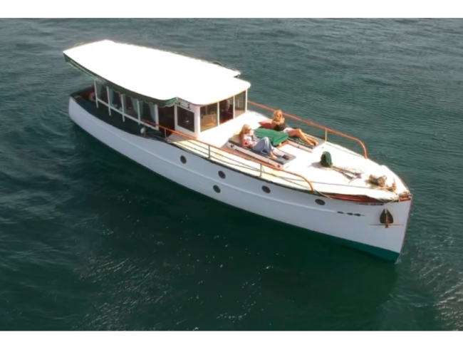 99 year old motoryacht, underway